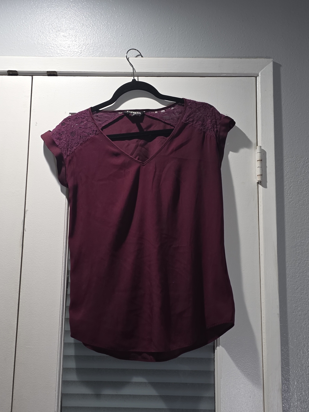 Express Women's Mesg Lace Shoulder V-Neck Top in Berry